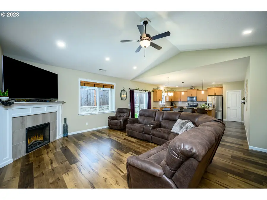 467 E Johnson St, Carlton, OR 97111 - #3