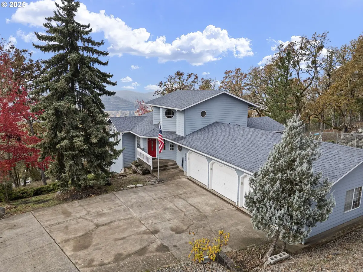 1495 SE Parkwood Dr, Roseburg, OR 97470 - Image #1