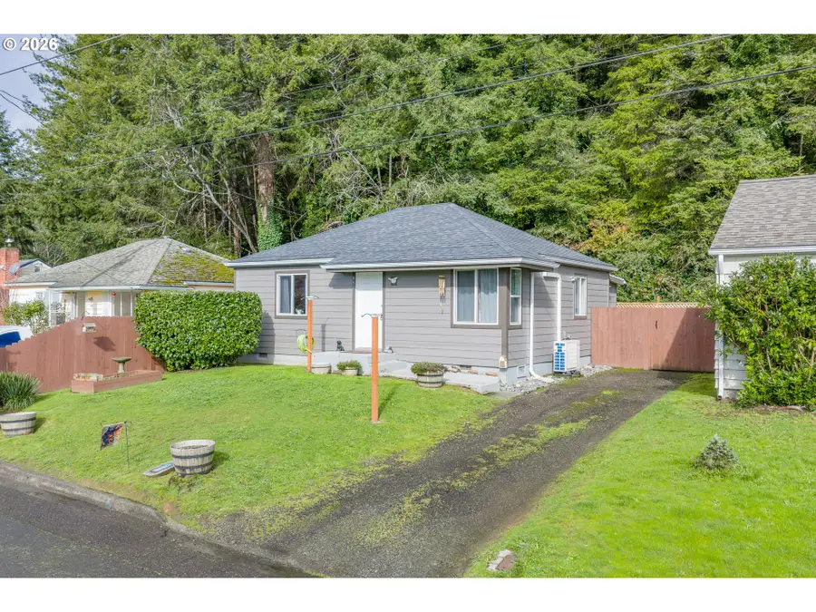 950 W 17th St, Coquille, OR 97423 - #2