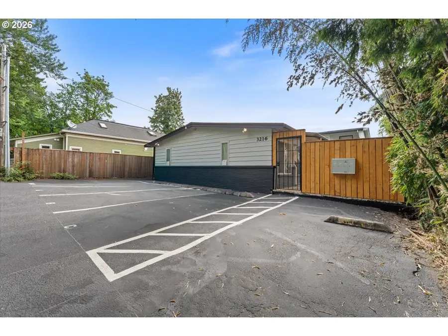 3216 SW 11th Ave, Portland, OR 97239 - #3