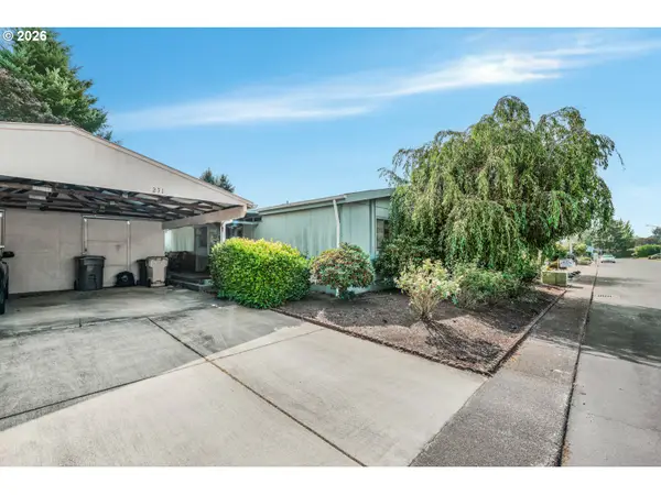 300 SE Lacreole Dr #271, Dallas, OR 97338