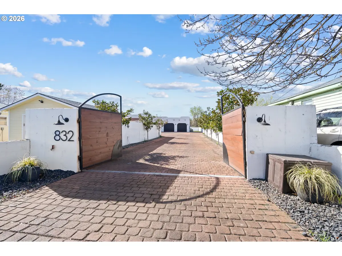 832 E Main St, Hermiston, OR 97838 - #1