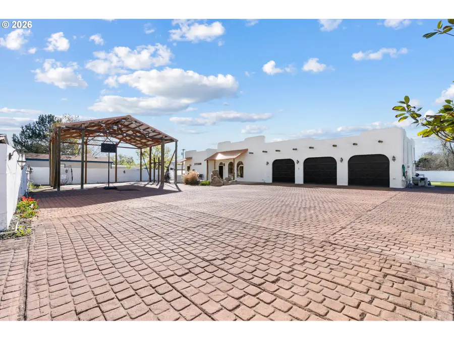 832 E Main St, Hermiston, OR 97838 - #2