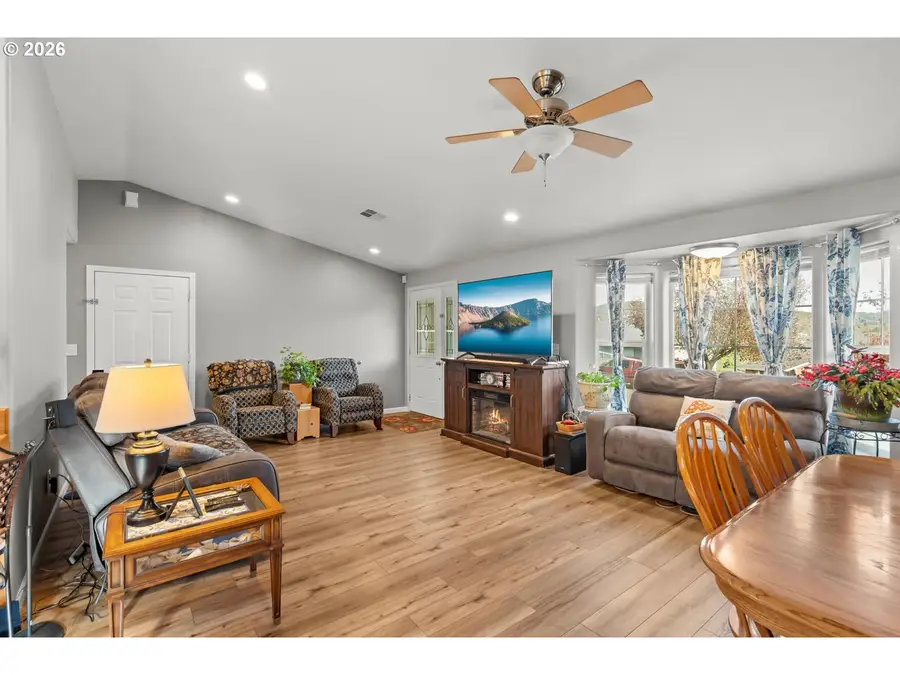 380 Sunnyside Dr, Winston, OR 97496 - Image #3