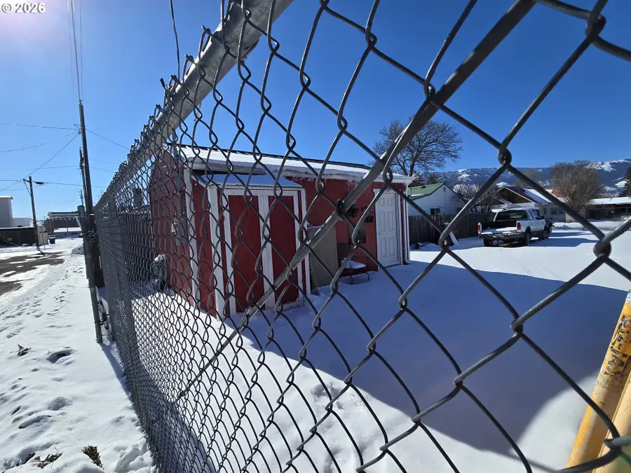 206 S Main St, Union, OR 97883 - #2