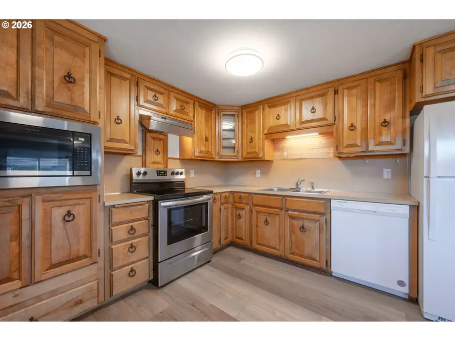 672 51st St, Springfield, OR 97478 - #3