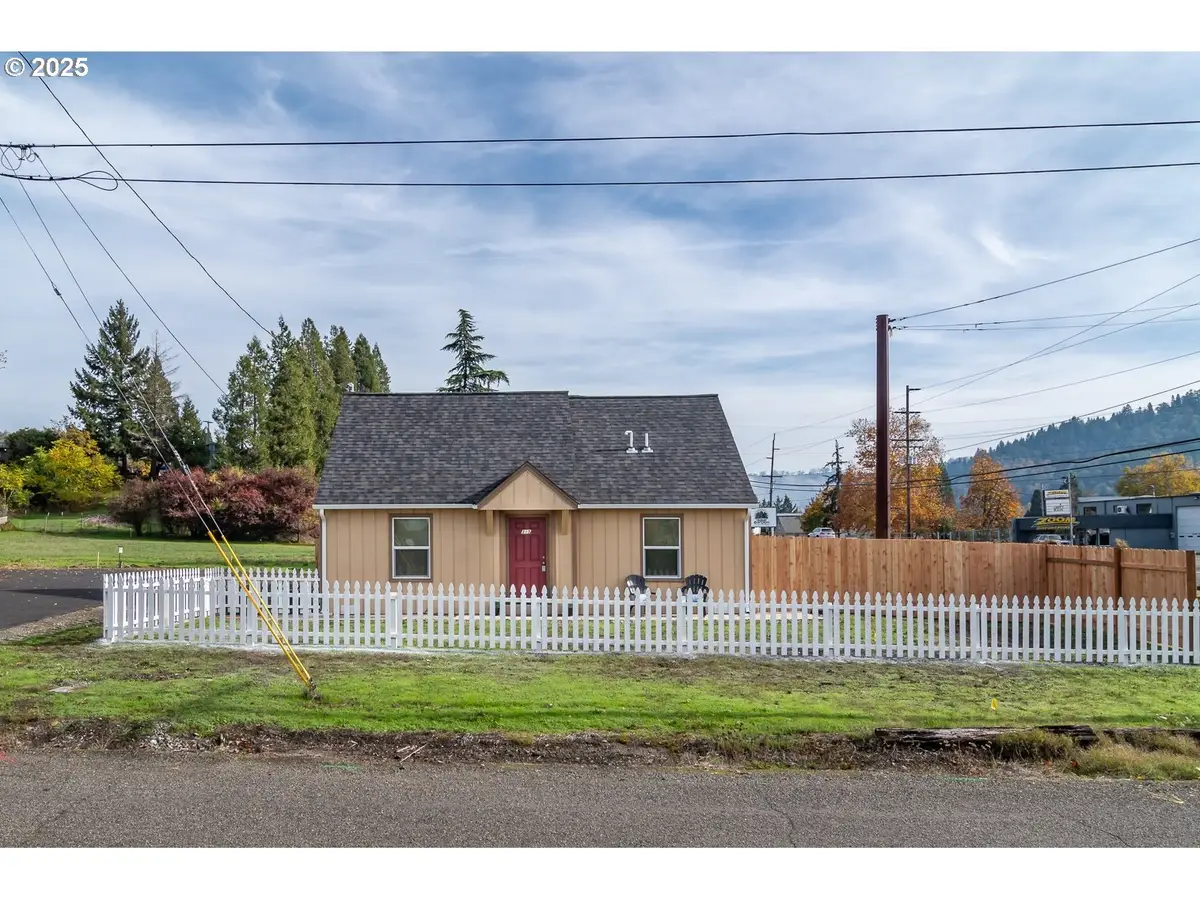 315 NE Cummins St, Roseburg, OR 97470 - Image #1