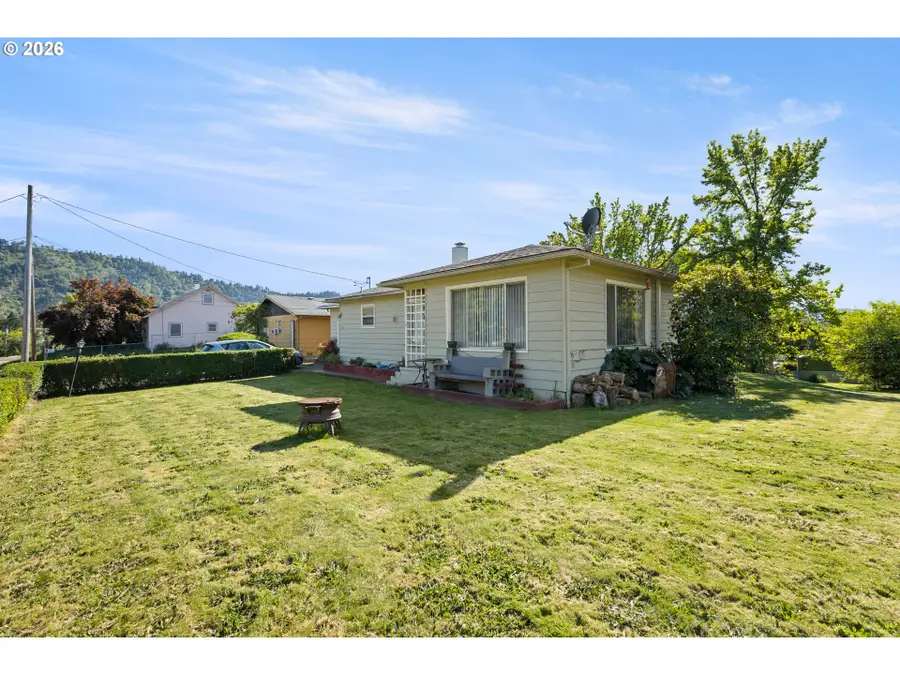 311 SE Grape Ave, Winston, OR 97496 - #2