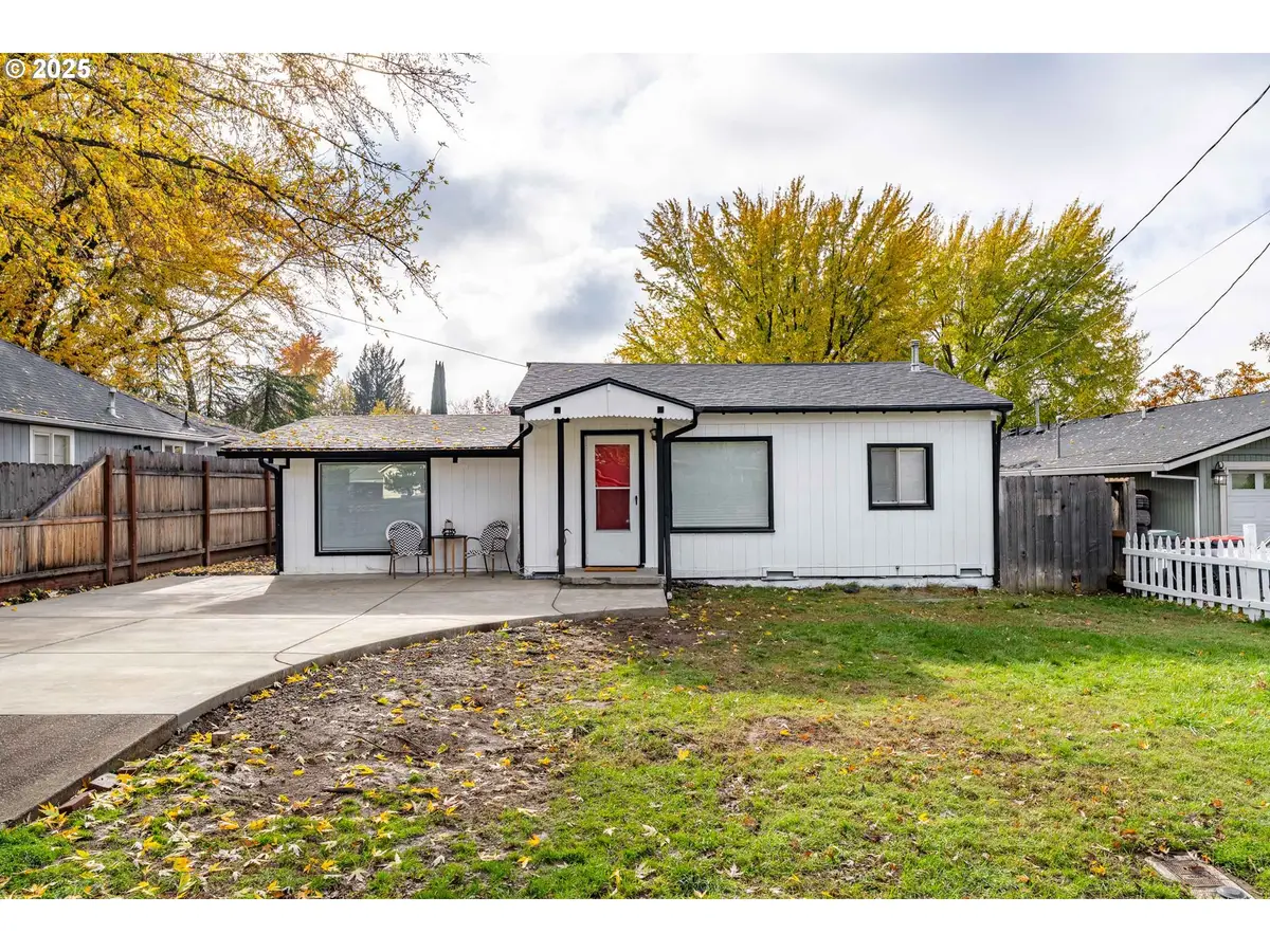 2080 College Way, Medford, OR 97504 - Image #1