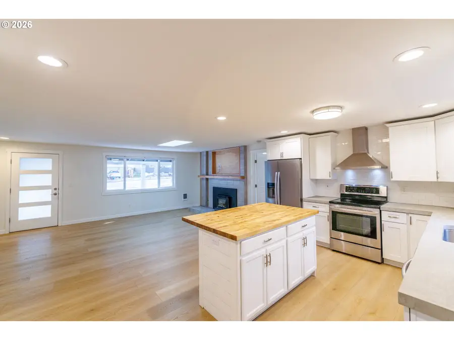 1382 NE Drost Dr, Bend, OR 97701 - #3