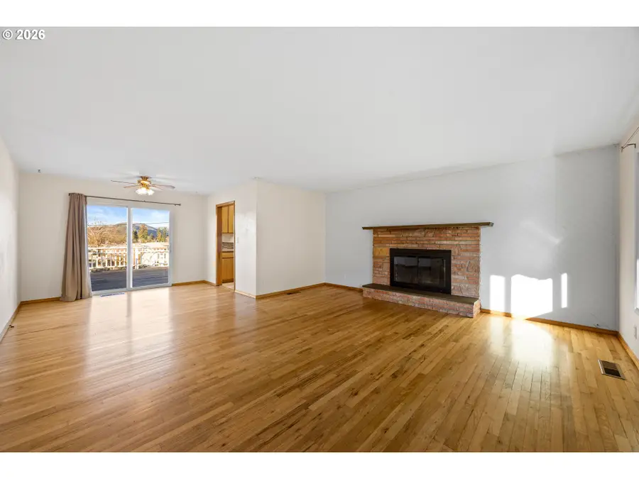 2488 W Lorraine Ave, Roseburg, OR 97471 - #3