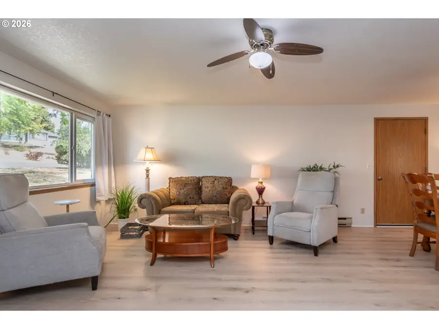 416 Corona Loop Rd, Roseburg, OR 97471 - #2