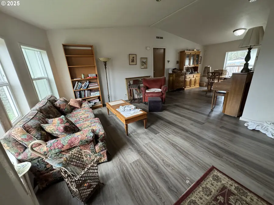 553 Carol St, Lowell, OR 97452 - Image #3