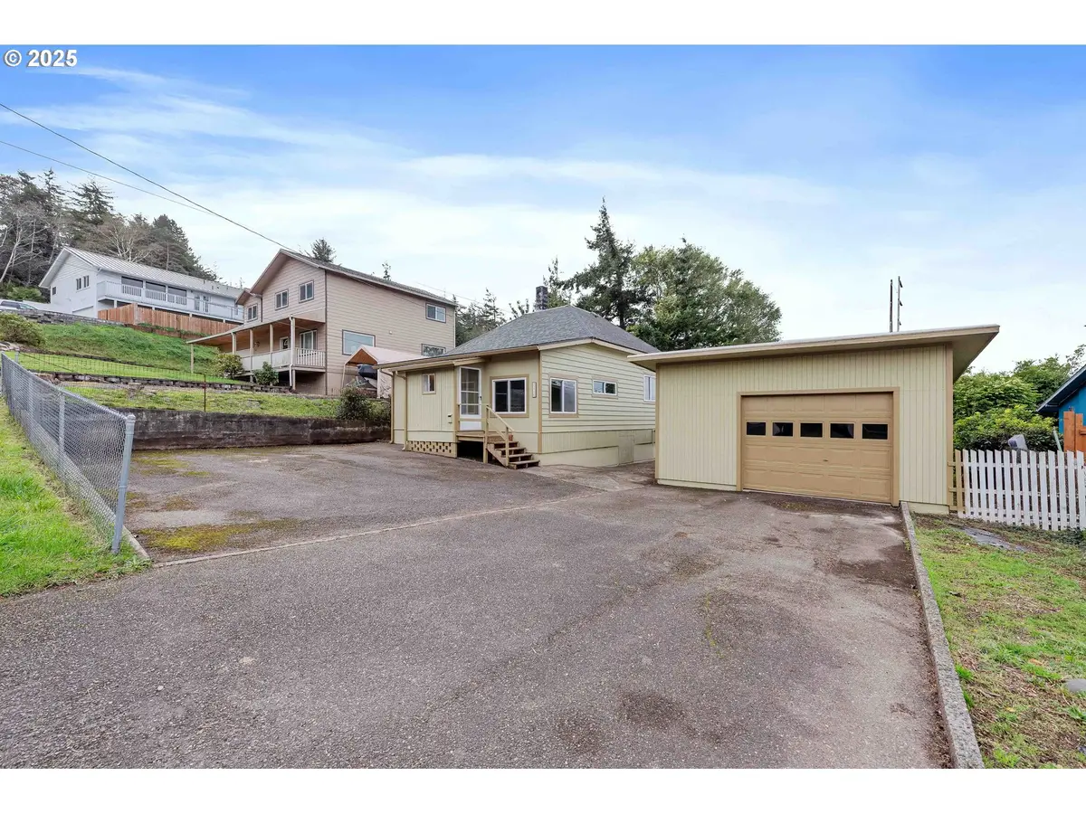 2136 Hamilton St, North Bend, OR 97459 - Image #1