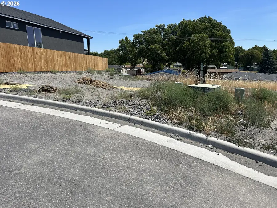 1746 NE 9th Pl, Hermiston, OR 97838 - #3