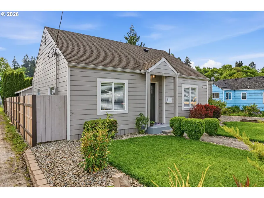 1116 N 3rd Ave, Kelso, WA 98626 - #2