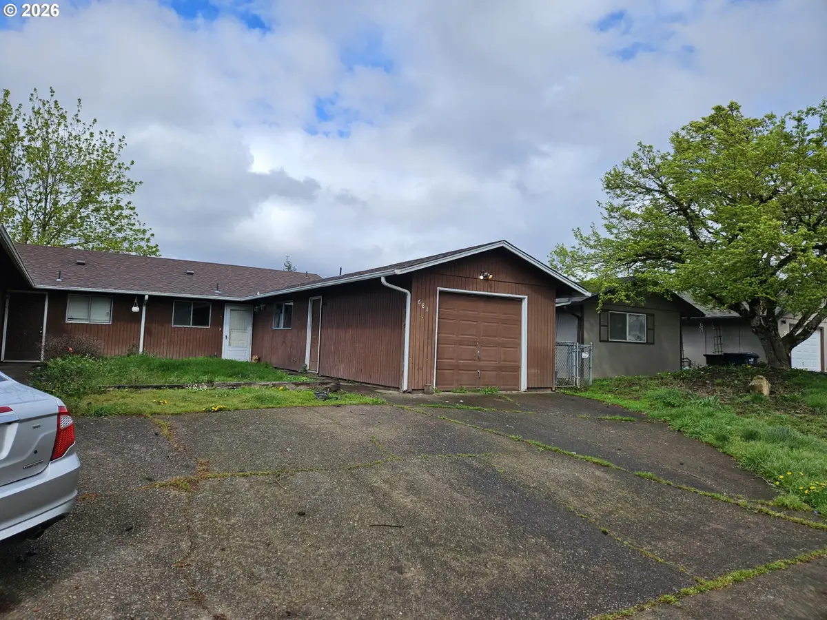 684/686 W Quinalt St, Springfield, OR 97477 - #1