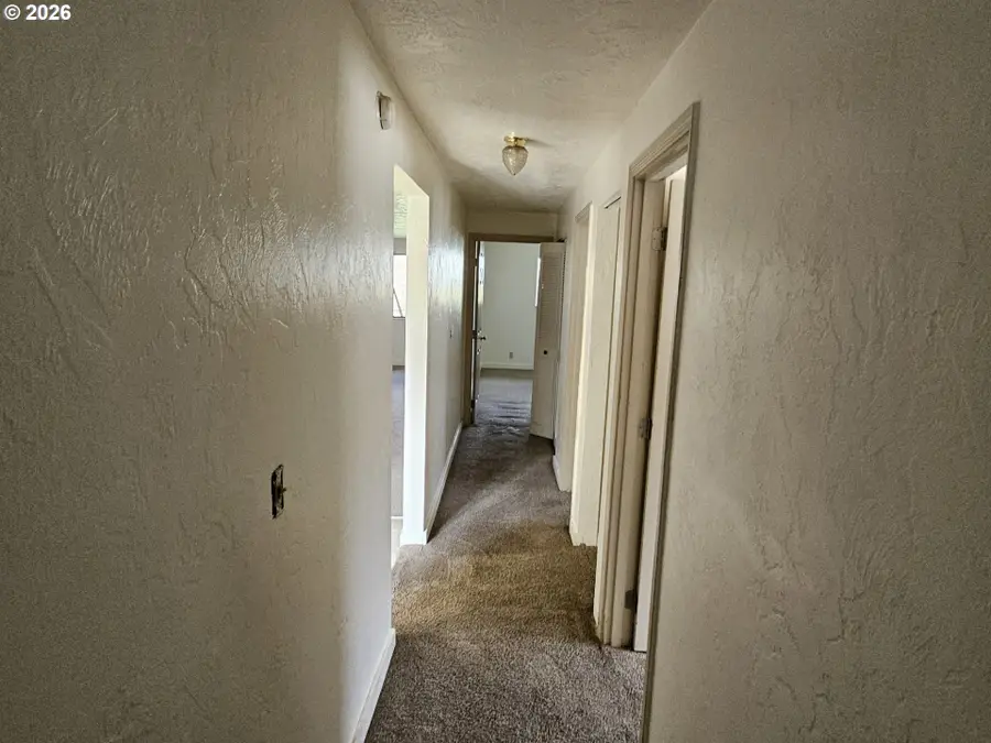 684/686 W Quinalt St, Springfield, OR 97477 - #3