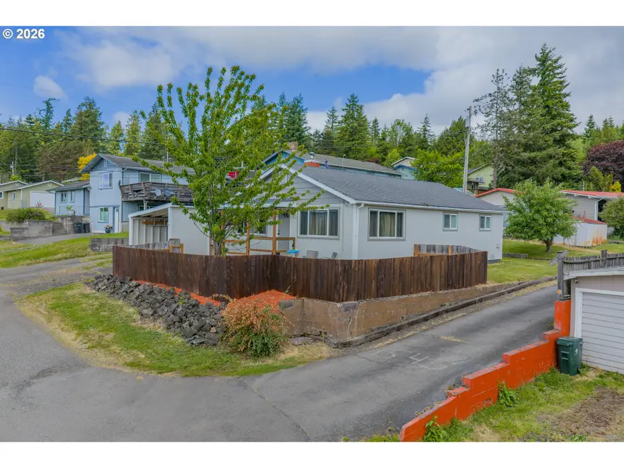 1543 19th St, Myrtle Point, OR 97458 - #3