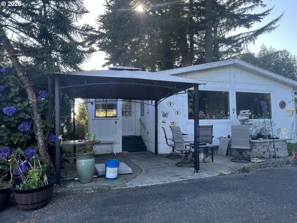16063 Driftwood Ln #8, Brookings, OR 97415