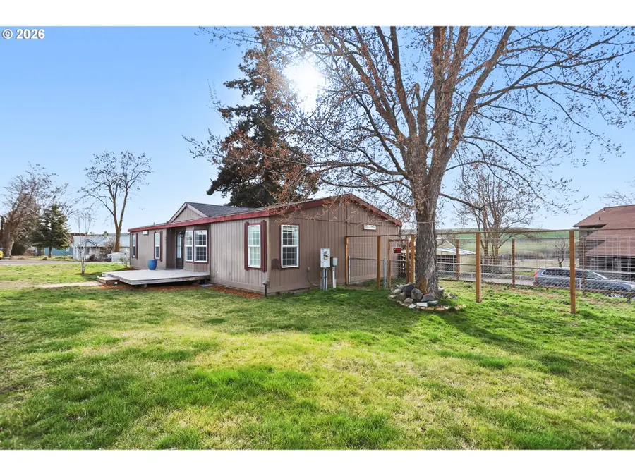 501 NW 3rd St, Dufur, OR 97021 - #2