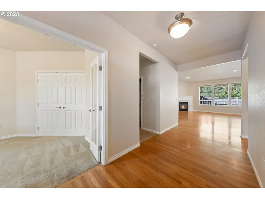 1368 SE Barberry Ave, Dallas, OR 97338 - Image #2