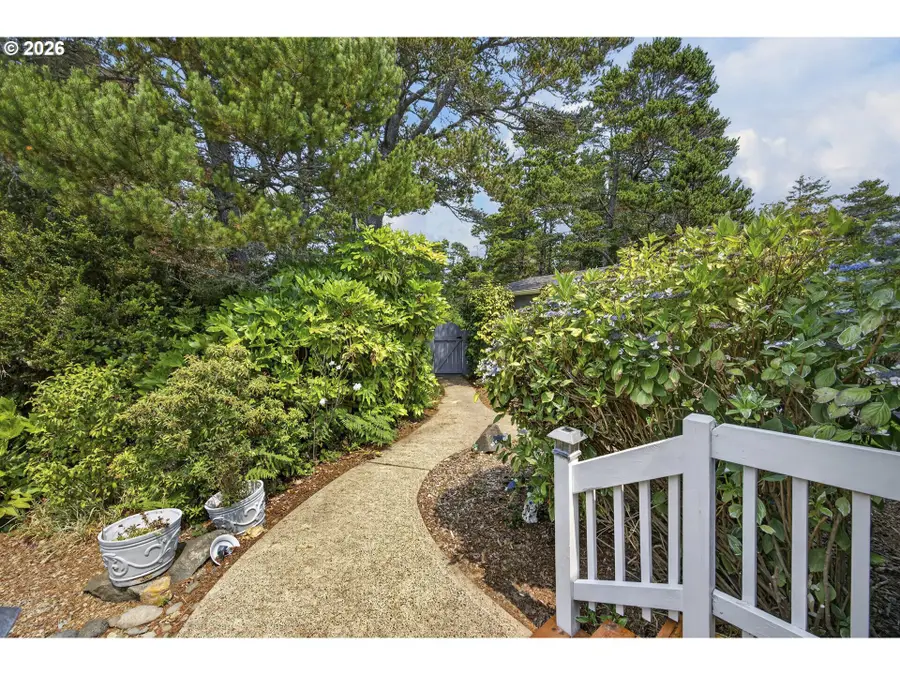 4895 Seapine Dr, Florence, OR 97439 - #3