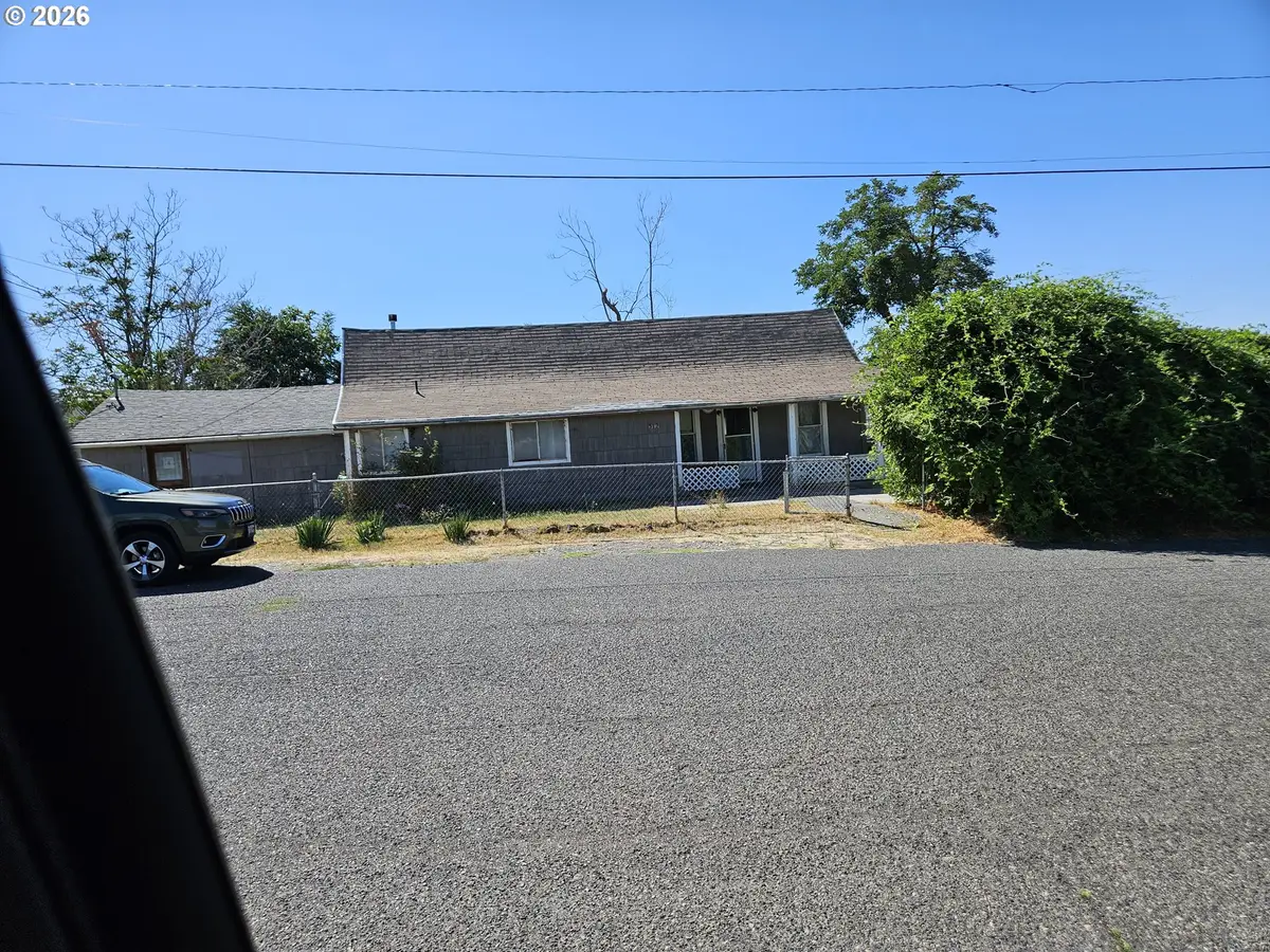 512 B St, Umatilla, OR 97882 - #1