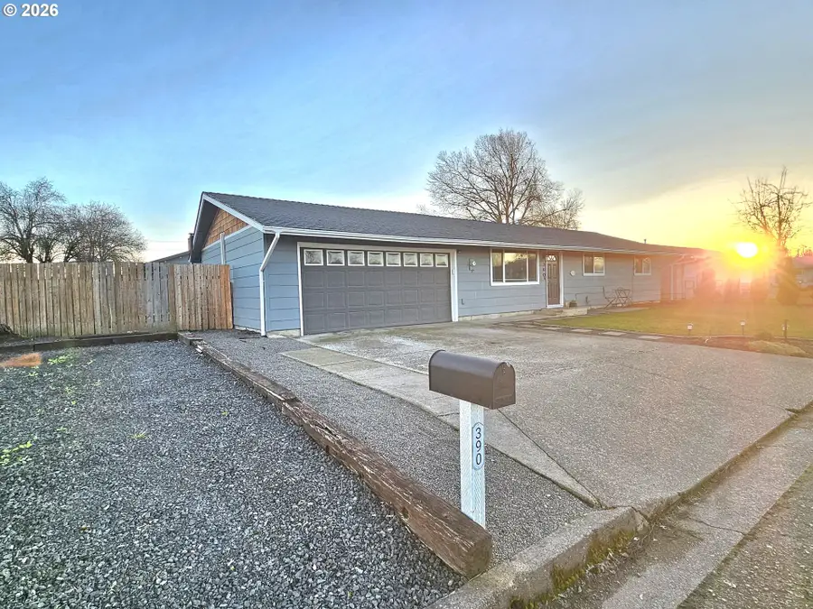 390 N 7th Pl, Harrisburg, OR 97446 - #2