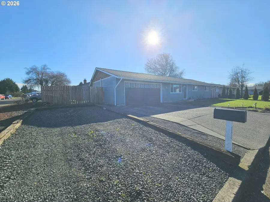 390 N 7th Pl, Harrisburg, OR 97446 - #3