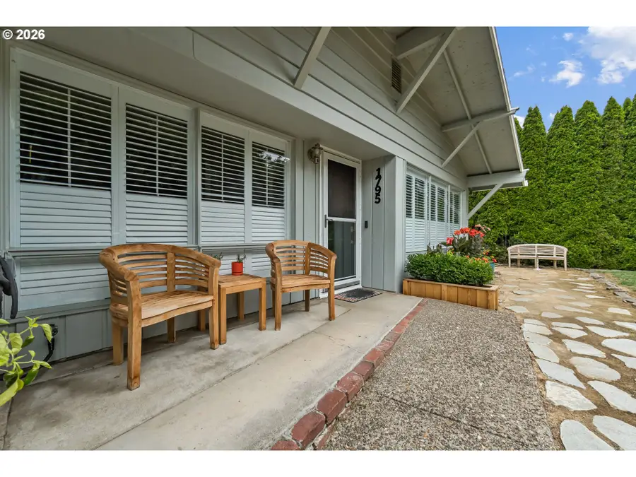 1795 Fernwood Dr, Lake Oswego, OR 97034 - #2