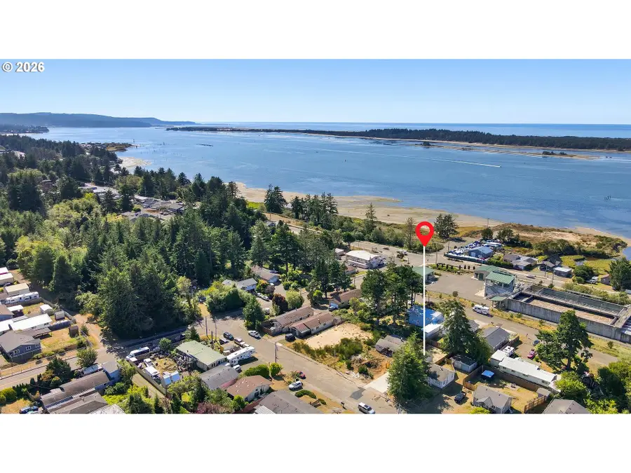 660 S Wall St, Coos Bay, OR 97420 - #3