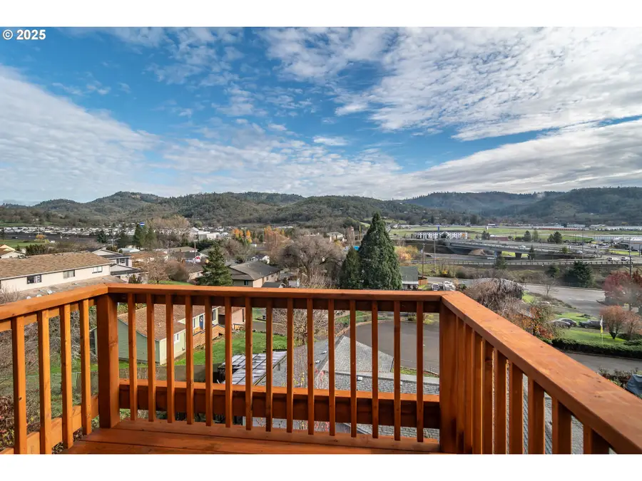 131 Makah Ct, Roseburg, OR 97471 - Image #2