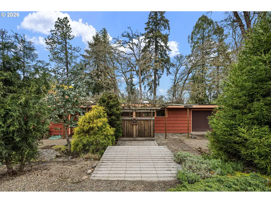 75 W 35th Pl, Eugene, OR 97405 - #2