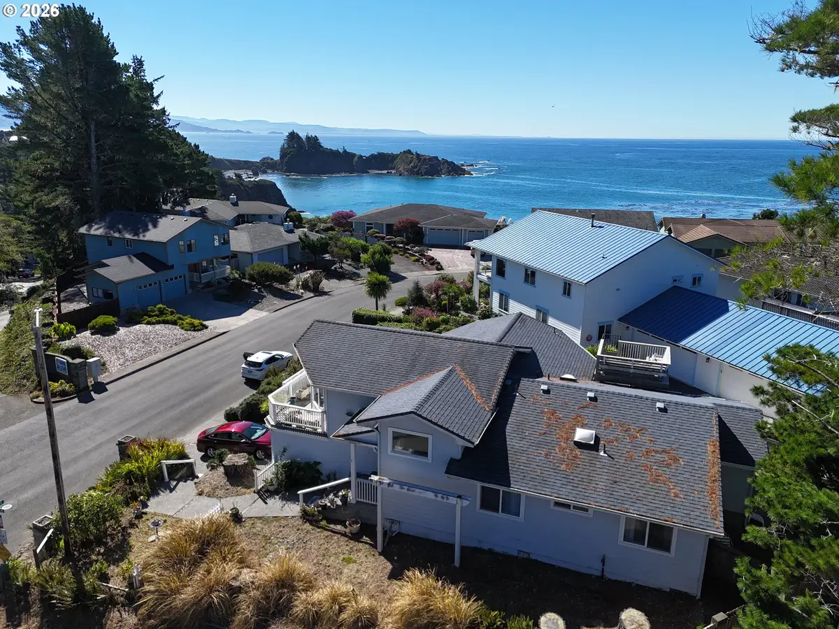 1102 Sandy Ln, Brookings, OR 97415 - #1