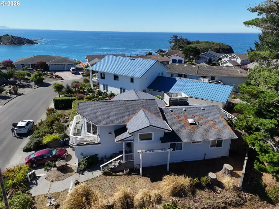 1102 Sandy Ln, Brookings, OR 97415 - #2
