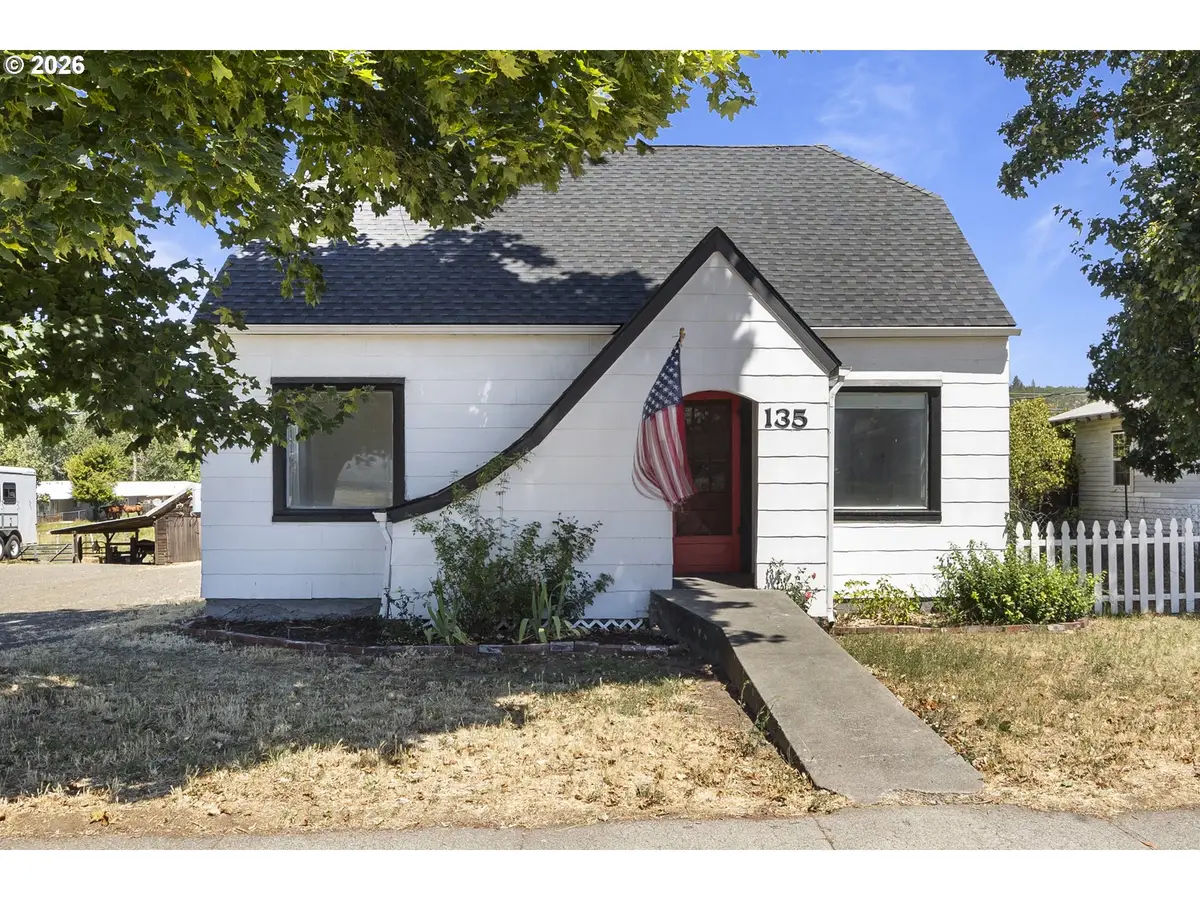 135 E Broadway St, Goldendale, WA 98620 - #1