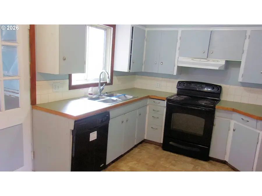 944 5th St, Lyons, OR 97358 - #3
