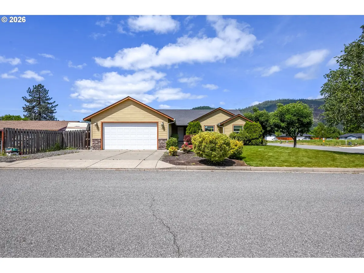 335 Weaver Ave, Myrtle Creek, OR 97457 - #1