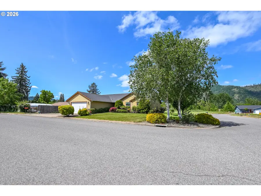 335 Weaver Ave, Myrtle Creek, OR 97457 - #2