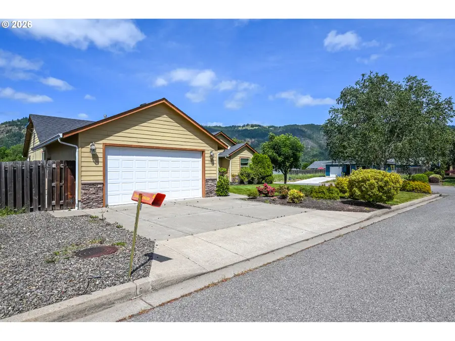 335 Weaver Ave, Myrtle Creek, OR 97457 - #3