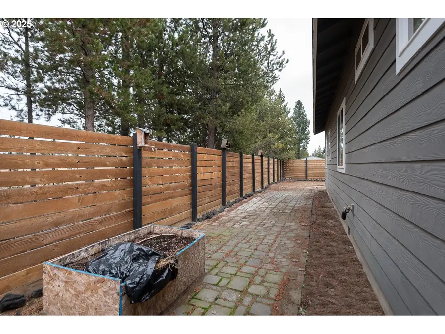 16499 Betty Dr, La Pine, OR 97739 - Image #2