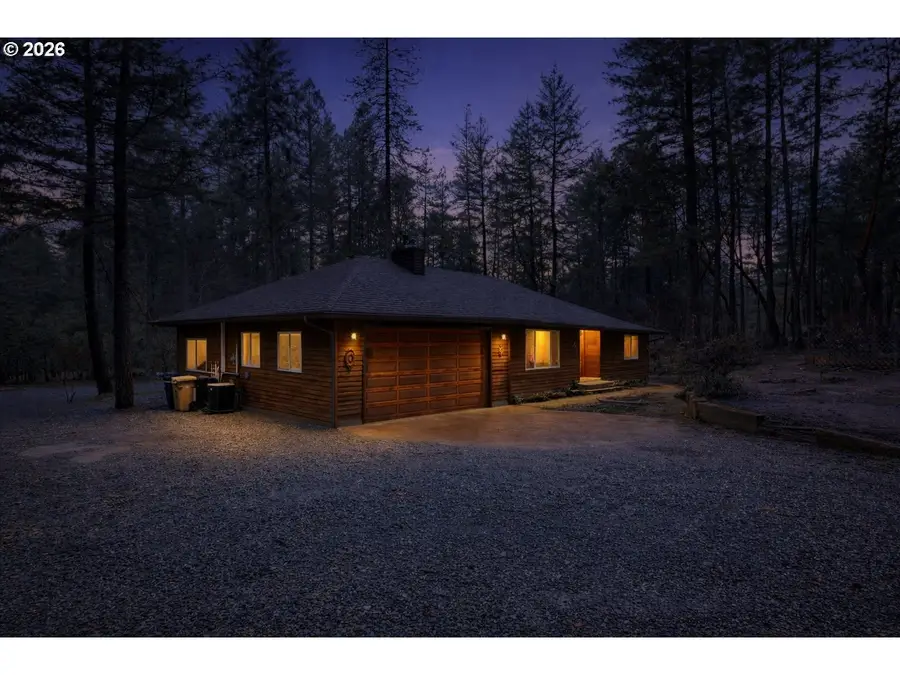 372 Thornbrook Dr, Merlin, OR 97532 - #3