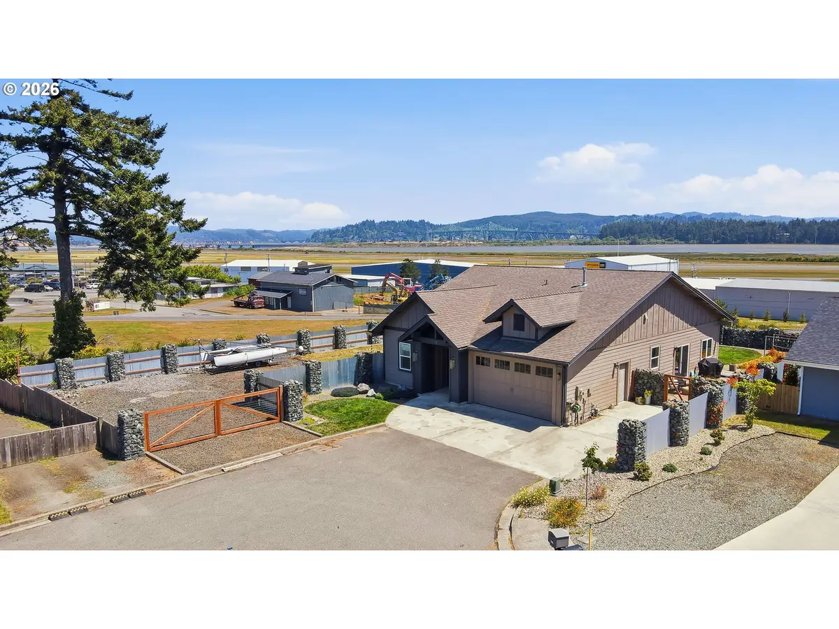 1611 Ash St, North Bend, OR 97459 - #1