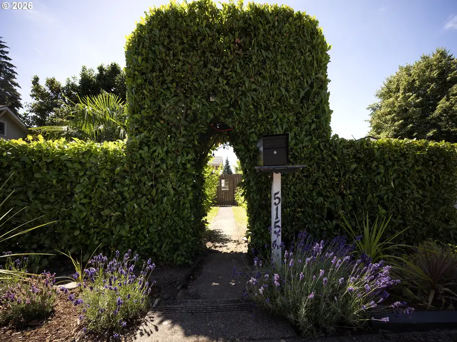 515 E Gloucester St, Gladstone, OR 97027 - #2