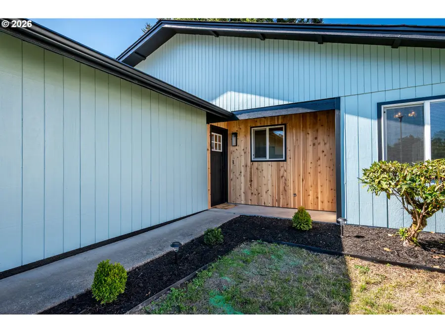 4490 Constitution Ln, Longview, WA 98632 - #2