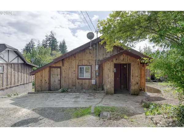 541 E 6th St, Coquille, OR 97423