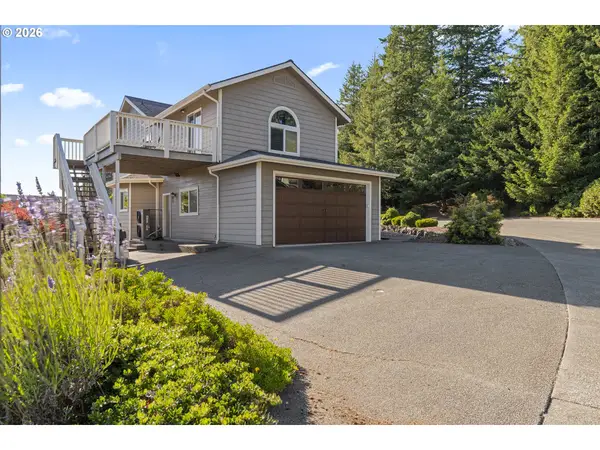 997 Krista Ln, Brookings, OR 97415