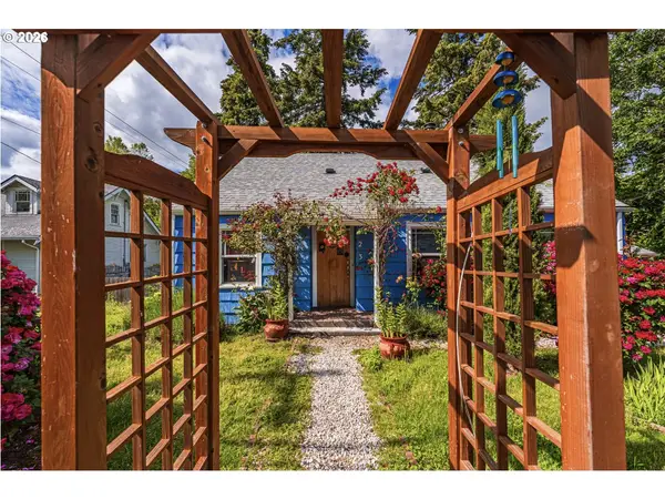 123 Elkay Dr, Eugene, OR 97404