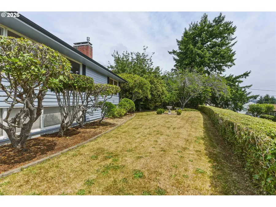 1037 N 10th St, Coos Bay, OR 97420 - #2